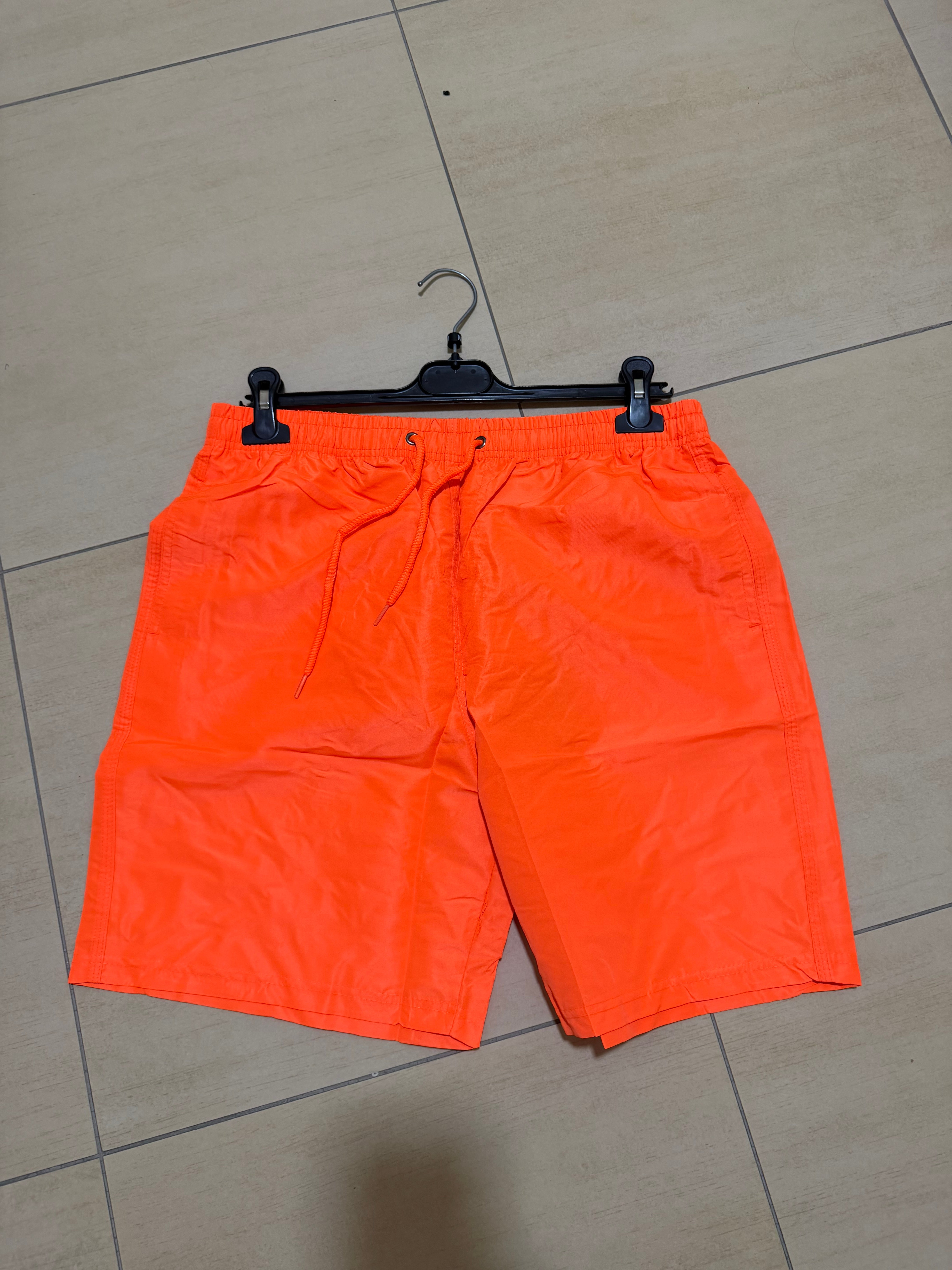costume arancione fluo