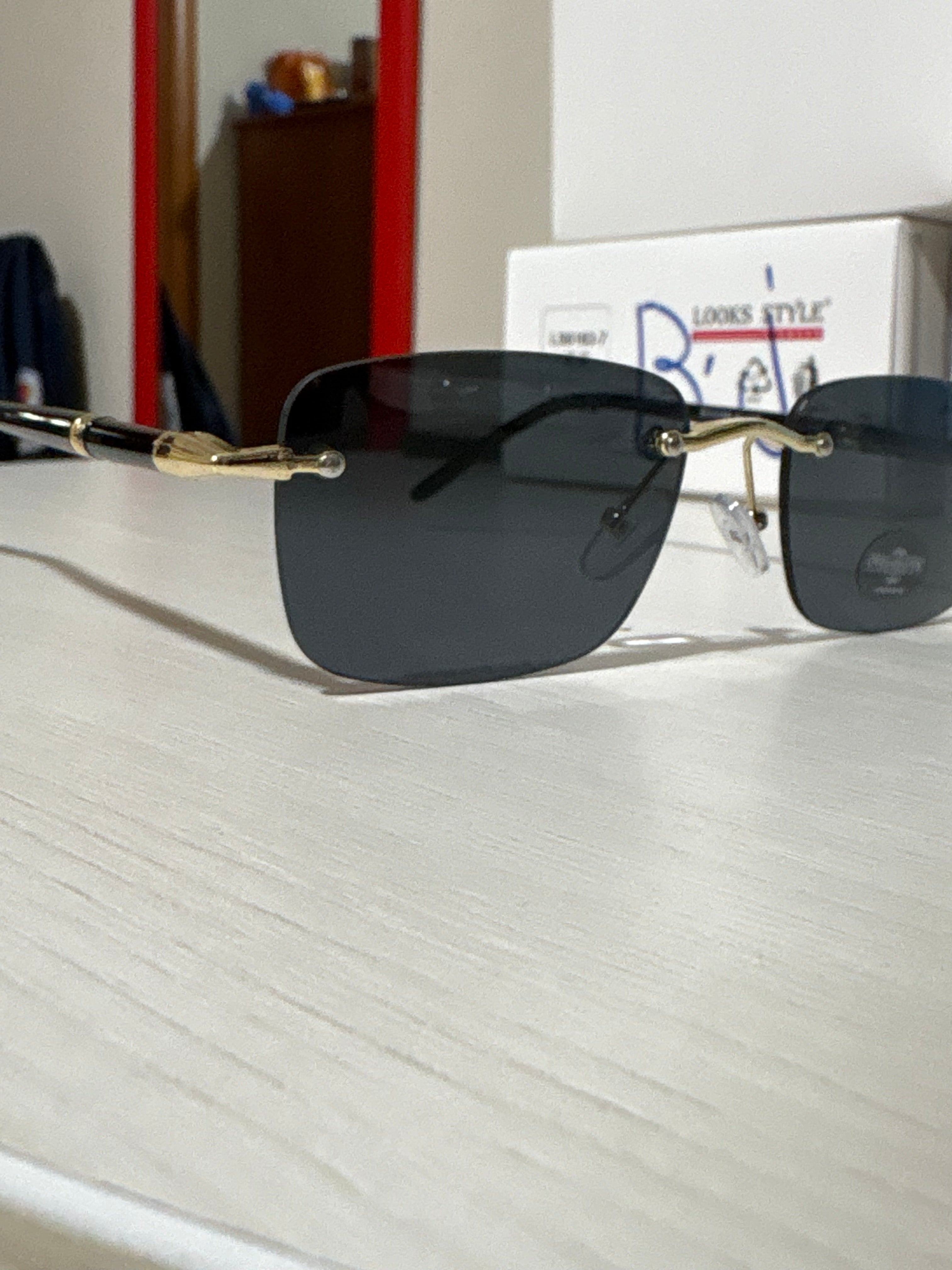 occhiali black asta particolare