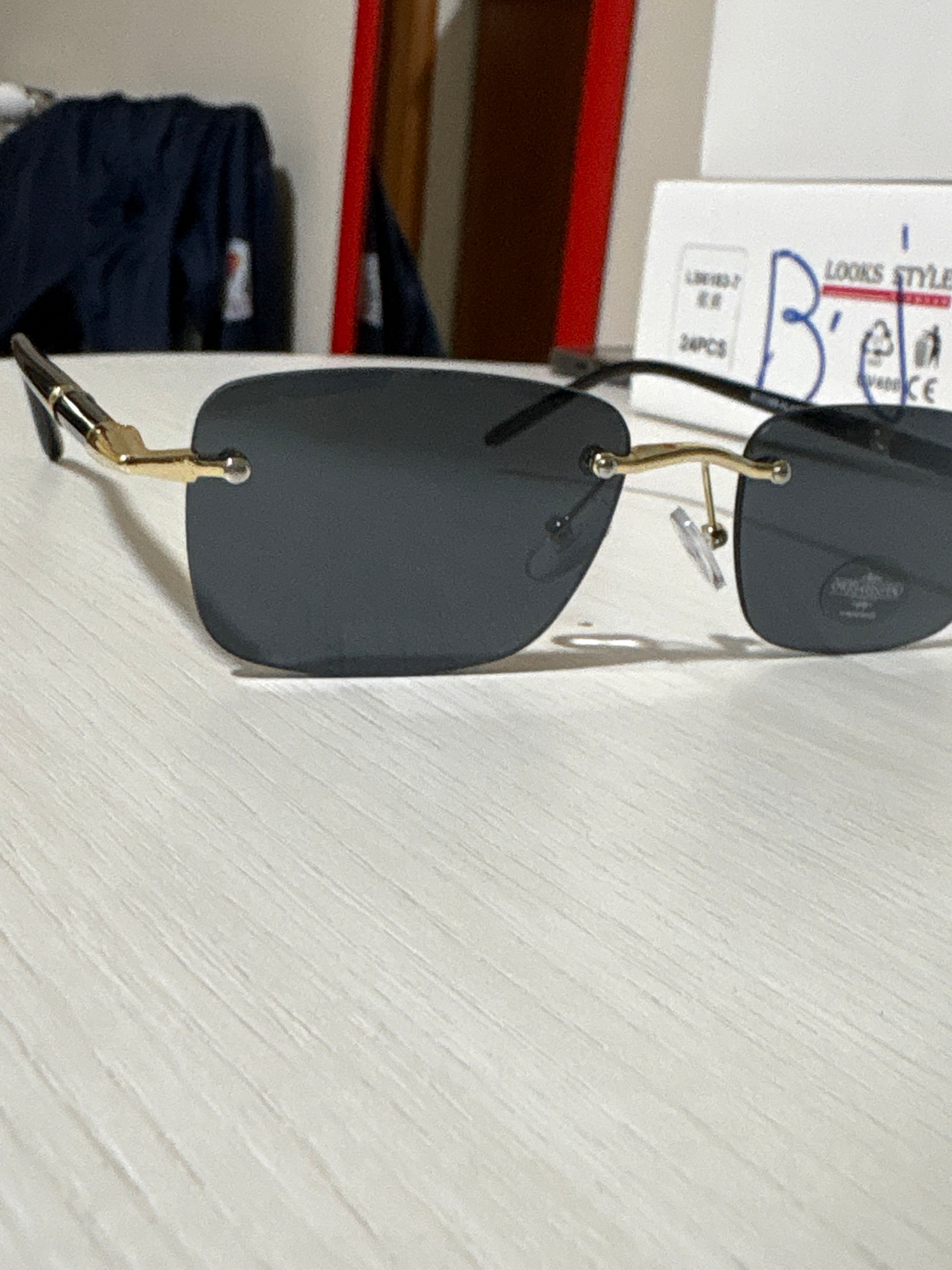 occhiali black asta particolare