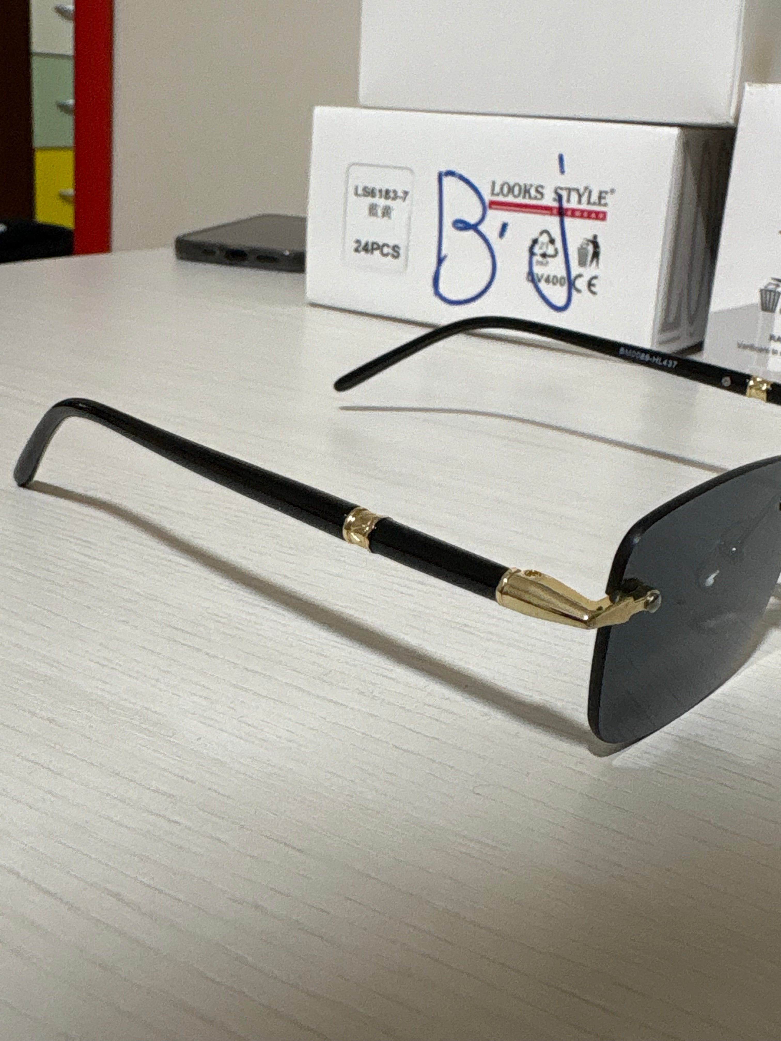 occhiali black asta particolare